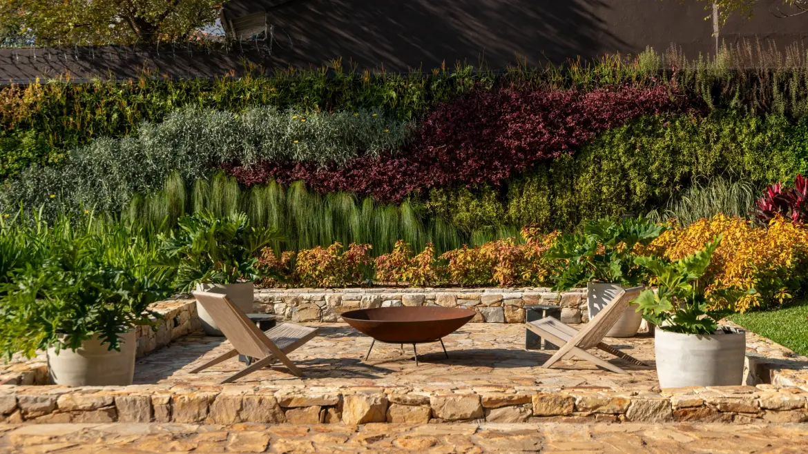 Amplo jardim com pergolado